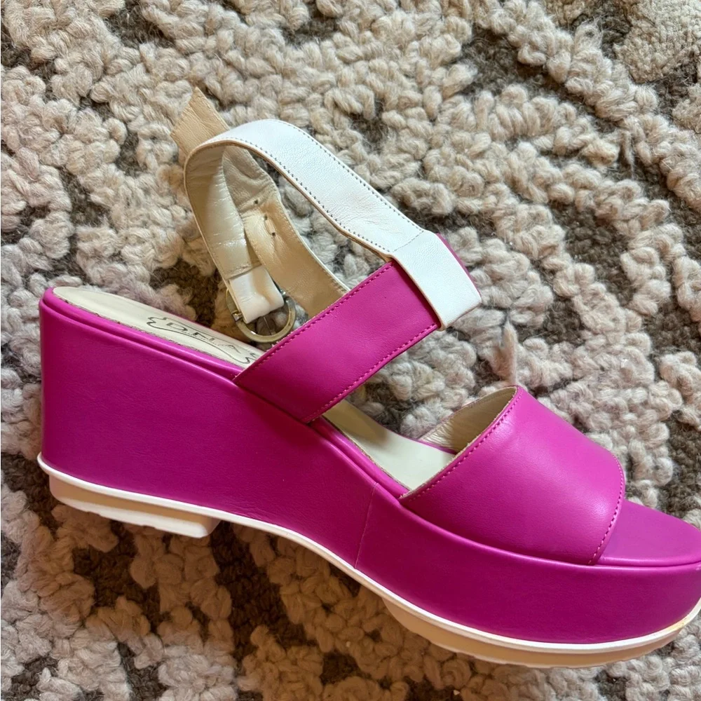 NWOT ITALIAN made fuchsia platform sandal size Euro 40.